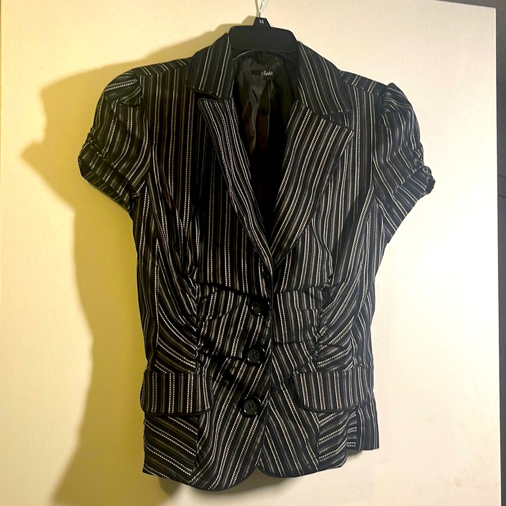 THIS IS A GENTLY USED AND LOVED CROP JACKET OR TOP.